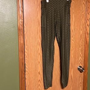Women’s olive green L/XL butt scrunch leggings